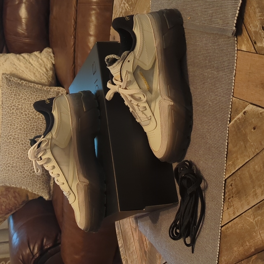 Reebok Cardi B Club C Women’s sneaker with extra black laces size 8.5 like new